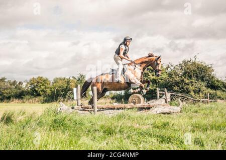 REITEN DURCH FELDER UND ÜBER SPRÜNGE Stockfoto