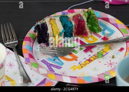 Teller nach der Geburtstagsparty aufräumen. Schmutziges Geschirr, das am Ende des Nachtischs gestapelt wird. Kindergeburtstag. Stockfoto