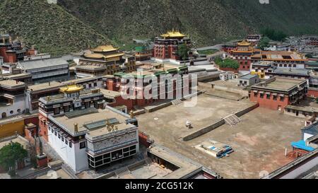 Lanzhou. Juni 2020. Luftaufnahme vom 18. Juni 2020 zeigt eine Ansicht des Labrang Klosters im Xiahe Bezirk der Gannan Tibetischen Autonomen Präfektur, nordwestlich der chinesischen Provinz Gansu. An der Grenze der Provinzen Gansu, Qinghai und Sichuan gelegen, dient Gannan als wichtiges Wasserschutzgebiet für den Gelben Fluss, den zweitlängsten Fluss Chinas. Mit verschiedenen Landschaften und verschiedenen Kulturen, ist es eine gefeierte Attraktion für inländische und internationale Touristen. Quelle: Chen Bin/Xinhua/Alamy Live News Stockfoto