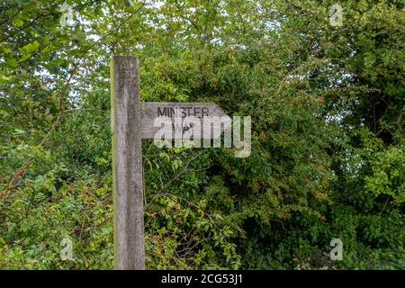 Richtungsschild für den Minster Way in East Yorkshire. Holzpfeil auf Pfosten. Stockfoto