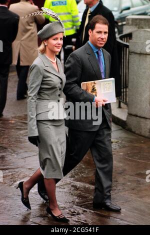 Viscount Linley und seine Frau Serena kommen am Lambeth Pier an, bevor sie nach Greenwich aufbrechen, wo der Prinz von Wales am Tag des Goldenen Jahrestages der Königin und des Herzogs von Edinburgh ein Mittagessen veranstaltete. **29/1/99: Paar erwartet Baby, fällig Juni 1999. Stockfoto