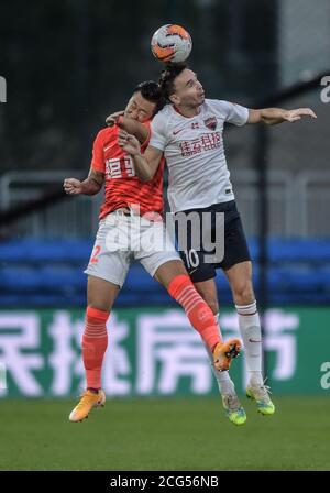 (200909) -- DALIAN, 9. September 2020 (Xinhua) -- Xu Xin (L) von Guangzhou Evergrande konkurriert um einen Header mit Ole Selnaes von Shenzhen FC während der 10. Runde Spiel zwischen Guangzhou Evergrande und Shenzhen FC bei der verschobenen Saison 2020 Chinese Football Association Super League (CSL) Dalian Division in Dalian, nordöstlich Chinas Liaoning Provinz, 9. September 2020. (Xinhua/Pan Yulong) Stockfoto