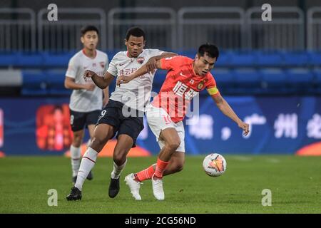 (200909) -- DALIAN, 9. September 2020 (Xinhua) -- Zheng Zhi (R) von Guangzhou Evergrande tritt während der 10. Runde zwischen Guangzhou Evergrande und Shenzhen FC bei der verschobenen Saison 2020 Chinese Football Association Super League (CSL) Dalian Division in Dalian, Nordost Chinas Provinz Liaoning, 9. September 2020. (Xinhua/Pan Yulong) Stockfoto