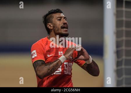 (200909) -- DALIAN, 9. September 2020 (Xinhua) -- Paulinho von Guangzhou Evergrande feiert nach einem Tor während der 10. Runde Spiel zwischen Guangzhou Evergrande und Shenzhen FC bei der verschobenen Saison 2020 Chinese Football Association Super League (CSL) Dalian Division in Dalian, Nordost Chinas Liaoning Provinz, 9. September 2020. (Xinhua/Pan Yulong) Stockfoto