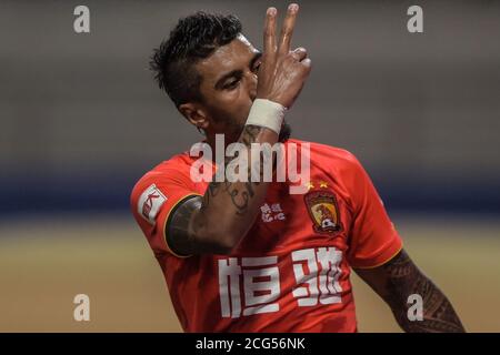 (200909) -- DALIAN, 9. September 2020 (Xinhua) -- Paulinho von Guangzhou Evergrande feiert nach einem Tor während der 10. Runde Spiel zwischen Guangzhou Evergrande und Shenzhen FC bei der verschobenen Saison 2020 Chinese Football Association Super League (CSL) Dalian Division in Dalian, Nordost Chinas Liaoning Provinz, 9. September 2020. (Xinhua/Pan Yulong) Stockfoto