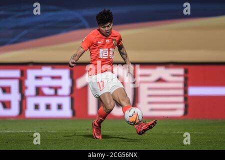 (200909) -- DALIAN, 9. September 2020 (Xinhua) -- Yang Liyu von Guangzhou Evergrande übergibt den Ball während der 10. Runde Spiel zwischen Guangzhou Evergrande und Shenzhen FC bei der verschobenen Saison 2020 Chinese Football Association Super League (CSL) Dalian Division in Dalian, nordöstlich Chinas Liaoning Provinz, 9. September 2020. (Xinhua/Pan Yulong) Stockfoto