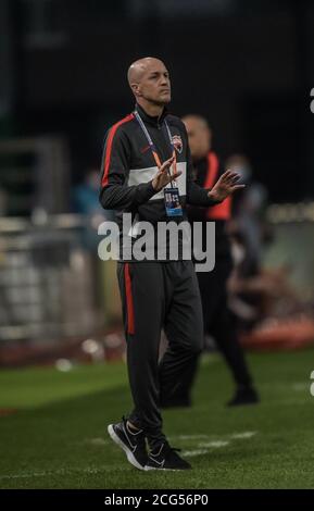 (200909) -- DALIAN, 9. September 2020 (Xinhua) -- Jordi Cruyff, Cheftrainer des FC Shenzhen, gibt den Spielern während der 10. Runde zwischen Guangzhou Evergrande und Shenzhen FC bei der verschobenen Saison 2020 Chinese Football Association Super League (CSL) Dalian Division in Dalian, nordöstlich Chinas Provinz Liaoning, 9. September 2020 Anweisungen. (Xinhua/Pan Yulong) Stockfoto