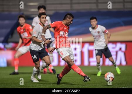 (200909) -- DALIAN, 9. September 2020 (Xinhua) -- Paulinho (R, vorne) von Guangzhou Evergrande schießt während der 10. Runde zwischen Guangzhou Evergrande und Shenzhen FC bei der verschobenen Saison 2020 Chinese Football Association Super League (CSL) Dalian Division in Dalian, Nordost Chinas Provinz Liaoning, 9. September 2020. (Xinhua/Pan Yulong) Stockfoto