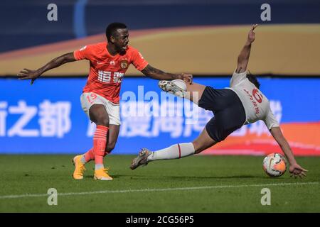 (200909) -- DALIAN, 9. September 2020 (Xinhua) -- Fei Nanduo (L) von Guangzhou Evergrande steht mit Pei Shuai vom Shenzhen FC während des 10. Spielrunde zwischen Guangzhou Evergrande und Shenzhen FC bei der verschobenen Saison 2020 Chinese Football Association Super League (CSL) Dalian Division in Dalian, Nordost Chinas Provinz Liaoning, 9. September 2020. (Xinhua/Pan Yulong) Stockfoto