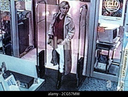 CCTV-Film mit Jill Dando, ehemaliger BBC-Moderator, beim Einkaufen in einer Filiale der Dixons-Kette im Kings Mall-Einkaufszentrum in Hammersmith, London. Jill verließ das Einkaufszentrum und ging in Richtung ihres Hauses in der Gowan Avenue, Fulham, wo sie vor ihrer Haustür angeschossen wurde. * Bild aufgenommen um 10.55 Uhr am Montag, 26. April 1999. 40 Minuten vor dem Mord *02/07/2001...die Old Bailey-Jury im Mordprozess von Jill Dendo verkündete ihr Schuldurteil im Prozess des Verdächtigen Barry George, 41, arbeitslos aus dem Südwesten Londons. George hatte am 26 1999. April die Tötung von Miss Dardo bestritten. Der TV-Moderator war es Stockfoto