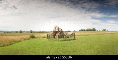 Panorama-Landschaftsbild der Whispering Knights Teil der Rollright Stein in der Oxfordshire Warwickshire Grenze in England Stockfoto