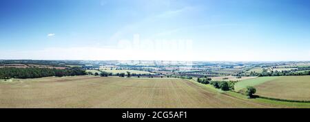 Panorama-Luftbild Landschaftsbild des Flüsternden Ritter Teil Der Rollright Stein in der Oxfordshire Warwickshire Grenze in England Stockfoto