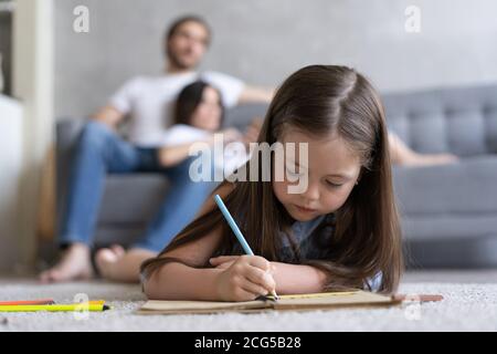 Nettes Kind Mädchen spielen auf dem Boden, Vorschule kleines Mädchen Zeichnung mit Buntstiften auf Papier verbringen Zeit mit der Familie Stockfoto