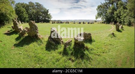 Panorama-Ansicht Landschaftsbild des Rollrechts Stein in der Oxfordshire Warwickshire Grenze in England Stockfoto