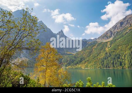 Hohe Tatra - der Morskie Oko See mit dem Mnich Gipfel im Hintergrund. Stockfoto