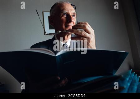 Sir Ron Dearing mit den ersten Entwurfskopien seines NCC-Zwischenberichts zum National Curriculum an der NCAA in Notting Hill, London. 02. August 1993. Foto: Neil Turner Stockfoto