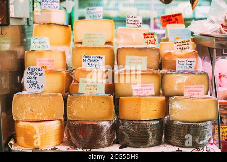 Spanische Käse Mit Preisschilder Auf Lokalen Bauern Lebensmittelmarkt Stockfoto