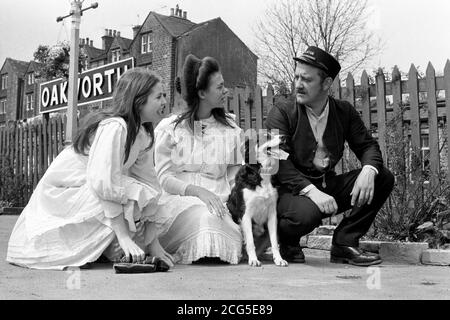 Die Dreharbeiten der Eisenbahnkinder vor Ort in Oakworth in West Yorkshire. Schauspieler Bernard Cribbins mit Schauspielerinnen, Sally Thomsett (links) und Jenny Agutter. Stockfoto