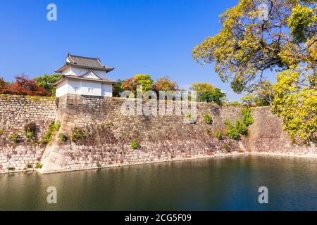 Osaka Castle Park, Osaka, Japan - November 16,2019: Das Schloss von Osaka mit Graben und Steinmauer, das berühmteste Wahrzeichen im Herbst in Osaka, Stockfoto