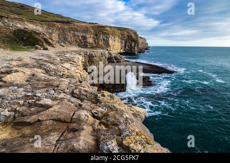 Wellen krachen gegen die tanzende Kante an der Jurassic Küste Von Dorset im Südwesten Englands Stockfoto