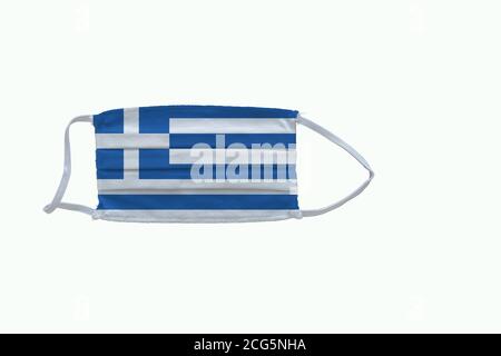 Griechische Flagge Design Covid-19 Pandemie Virus Gesichtsmaske auf einem Weißer Hintergrund mit Kopierbereich Stockfoto