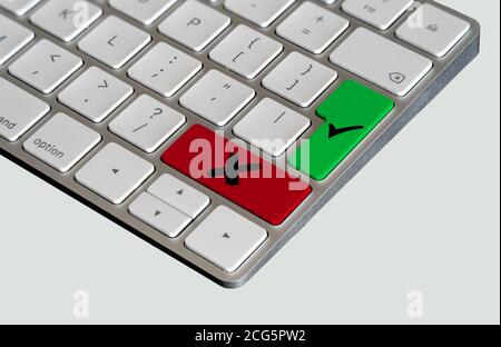 Tastaturkürzel auf der Computertastatur sind grün korrekt und rot falsch Auf weißem Hintergrund Stockfoto