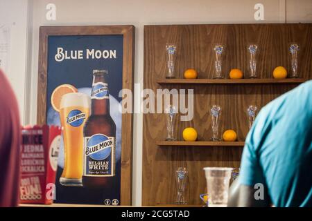 BELGRAD, SERBIEN - 26. AUGUST 2020: Blue Moon Beer Logo in einer Bar in Belgrad. Blue Moon ist ein belgisches Weizenbier, das in Colorado im Besitz von Mi produziert wird Stockfoto