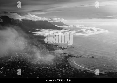 Blick vom Lion's Head über Camps Bay und die zwölf Apostel Stockfoto