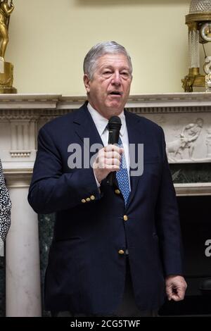 BELGRAD, SERBIEN - 14. MAI 2016: Kronprinz von Jugoslawien Alexander Karadjordjevic bei einer Rede in seinem Palast von Beli Dvor, in Belgrad, ist er der Stockfoto