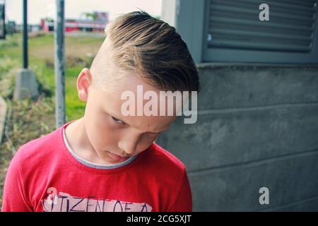 Traurig und frustriert Junge mit unglücklichen Ausdruck Gesicht.depressive Stimmung.emotionale Gesichtsausdruck. Stockfoto