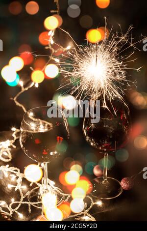 Zwei Gläser Rotwein mit Weihnachtsbeleuchtung Stockfoto