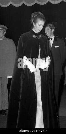 Prinzessin Anne (später die Prinzessin Royal) begleitet von ihrem Bruder, dem Prince of Wales (Hintergrund) Ankunft am Odeon Theater, Leicester Square, London, wo sie die Royal World Charity Premiere von Chitty Chitty Bang Bang besucht. Stockfoto