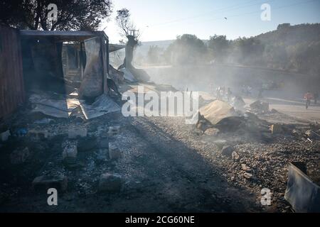 (200909) -- LESVOS, 9. September 2020 (Xinhua) -- das Foto vom 9. September 2020 zeigt den Ort, nachdem ein Feuer auf dem Flüchtlings- und Migrantenlager Moria auf der nordöstlichen Ägäischen Insel Lesvos, Griechenland, ausgebrochen war. In den frühen Morgenstunden des Mittwochs brach in Griechenlands größtem Flüchtlings- und Migrantenlager Moria ein großes Feuer aus, berichtete die griechische nationale Nachrichtenagentur AMNA. Das Feuer hat sich auf das gesamte Empfangszentrum ausgebreitet. Die Behörden haben bekannt gegeben, dass 35 Flüchtlinge positiv auf das neue Coronavirus getestet hatten und einige von ihnen sich weigerten, mit ihren Familien in Quarantäne zu gehen, so der Bericht. Nein Stockfoto