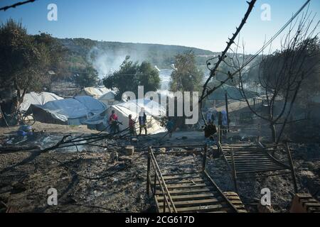 Lesvos, Griechenland. September 2020. Das am 9. September 2020 aufgenommene Foto zeigt den Ort nach einem Brand im Flüchtlings- und Migrantenlager Moria auf der nordöstlichen Ägäischen Insel Lesvos, Griechenland. In den frühen Morgenstunden des Mittwochs brach in Griechenlands größtem Flüchtlings- und Migrantenlager Moria ein großes Feuer aus, berichtete die griechische nationale Nachrichtenagentur AMNA. Das Feuer hat sich auf das gesamte Empfangszentrum ausgebreitet. Die Behörden haben bekannt gegeben, dass 35 Flüchtlinge positiv auf das neue Coronavirus getestet hatten und einige von ihnen sich weigerten, mit ihren Familien in Quarantäne zu gehen, so der Bericht. Kredit: Xinhua/Alam Stockfoto