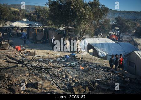 Lesvos, Griechenland. September 2020. Das am 9. September 2020 aufgenommene Foto zeigt den Ort nach einem Brand im Flüchtlings- und Migrantenlager Moria auf der nordöstlichen Ägäischen Insel Lesvos, Griechenland. In den frühen Morgenstunden des Mittwochs brach in Griechenlands größtem Flüchtlings- und Migrantenlager Moria ein großes Feuer aus, berichtete die griechische nationale Nachrichtenagentur AMNA. Das Feuer hat sich auf das gesamte Empfangszentrum ausgebreitet. Die Behörden haben bekannt gegeben, dass 35 Flüchtlinge positiv auf das neue Coronavirus getestet hatten und einige von ihnen sich weigerten, mit ihren Familien in Quarantäne zu gehen, so der Bericht. Kredit: Xinhua/Alam Stockfoto