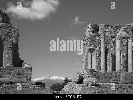 Taormina - das Griechische Theater mit dem Mt. Vulkan Ätna und die Stadt. Stockfoto