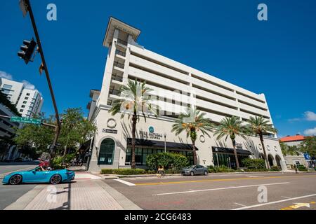 St. Petersburg gemischte Nutzung Business und Parkhaus am 1 Straße Süd Stockfoto