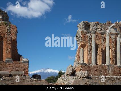 Taormina - das Griechische Theater mit dem Mt. Vulkan Ätna und die Stadt. Stockfoto