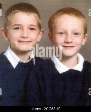 Undated Metropolitan Police ausgestellt sammeln Foto von Joe (R), 9, und Louis Lillington, 8, die am 29/8/2000 vermisst ging. Ein Richter des Obersten Gerichtshofs appellierte an die Öffentlichkeit, die beiden jungen Brüder zu finden, die während des Spielens auf der Straße gefangen wurden. * Richterin der Familienabteilung, Frau Justice Hogg, sagte, sie sei "sehr besorgt" über ihre Sicherheit. Die Jungen lebten bei ihrer Tante in ihrem Haus in Ost-London, nachdem sie in Polizeischutz gebracht wurden, nachdem ihre Mutter, Toni Lillington, 30 Jahre alt, eine Heroinabhängige, im Juli letzten Jahres Selbstmord versuchte. Die Kinder verschwanden von außerhalb der Tante Stockfoto