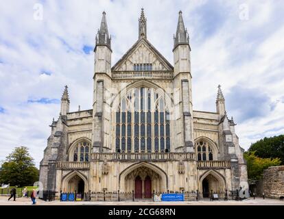 Blick auf die Westfassade und den Haupteingang des ikonischen Wahrzeichen der Winchester Cathedral in Winchester, Hampshire, Südengland Stockfoto
