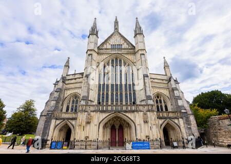 Blick auf die Westfassade und den Haupteingang des ikonischen Wahrzeichen der Winchester Cathedral in Winchester, Hampshire, Südengland Stockfoto