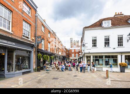 Gesellschaftlich distanziertes Essen und Trinken im Freien auf dem Platz in der Fußgängerzone im historischen Stadtzentrum von Winchester, Hants, Südengland Stockfoto