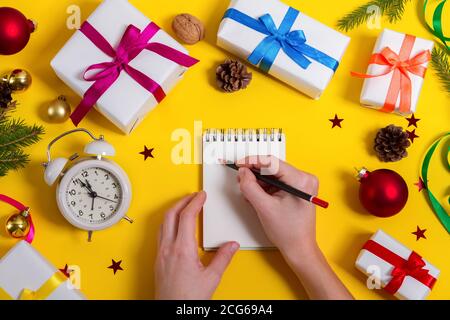 Frau schreiben weihnachten Grußkarte flach legen Stockfoto
