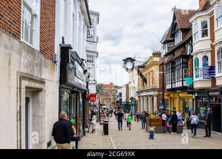 Geschäftige Straßenszene mit Einkäufern in der Fußgängerzone in der oberen High Street an der Old Guildhall, Winchester, Hampshire, Großbritannien Stockfoto