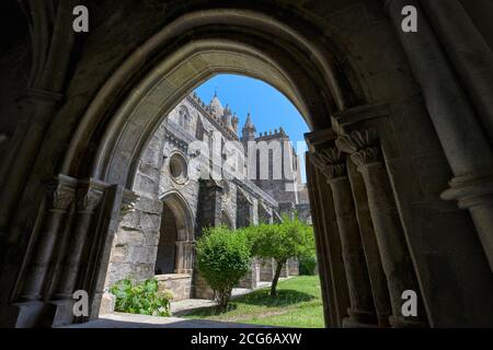 Nossa Senhora da Assunçao Kathedrale, Querschiff vom gotischen Kreuzgang aus gesehen, Evora, Alentejo, Portugal Stockfoto