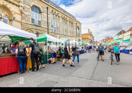 Stände in einem Sonntagsmarkt in der unteren High Street und dem Broadway, Winchester, Hampshire, Südengland Stockfoto