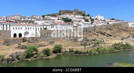 Blick auf Schloss Mertola und Marienkirche, Mertola, Alentejo, Portugal Stockfoto