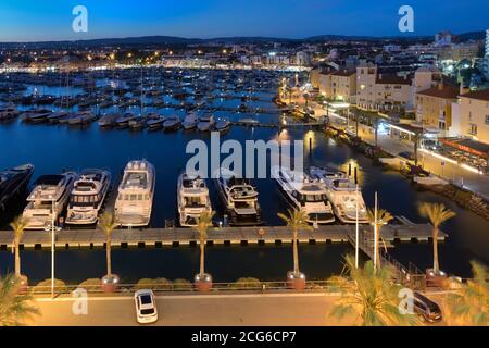 Vilamoura Marina bei Nacht, Algarve, Portugal, Stockfoto