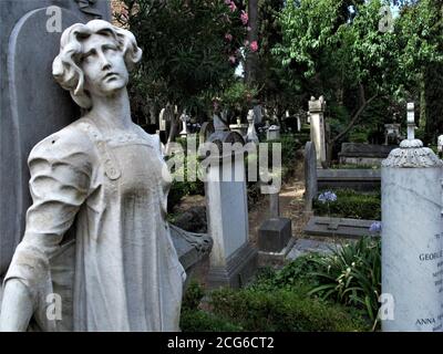 NICHT KATHOLISCHER FRIEDHOF, WO KÜNSTLER, SCHRIFTSTELLER, GELEHRTE, DICHTER UND DIPLOMATEN VON NICHT KATHOLISCHEN RELIGION IST BEGRABEN Stockfoto