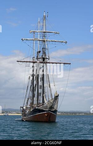 Segelboot vor der Insel Culatra, Olhao, Algarve, Portugal vor Anker Stockfoto